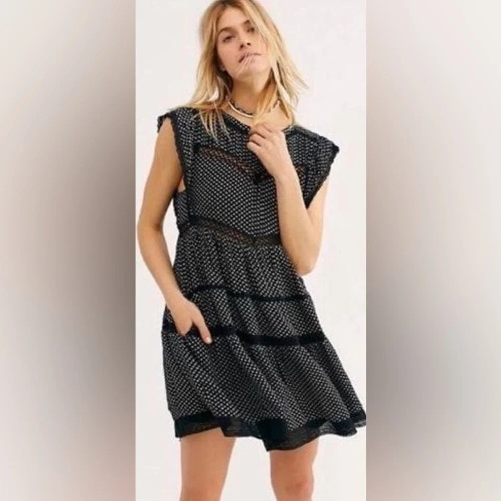 Free People Retro
Kitty Dress- Black